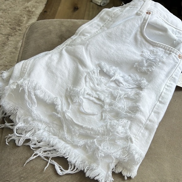 💥1 hour sale. Free People, Mid-rise distressed shorts, optic white - Picture 5 of 9